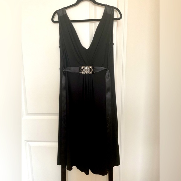 Elegant Black Sleeveless Dress - Picture 1 of 5